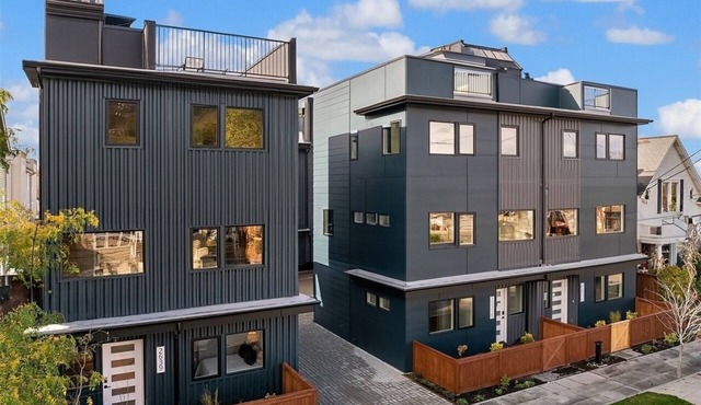 Luxurious Alki Beach Townhome: Steps to the Shore. Pet-Friendly!