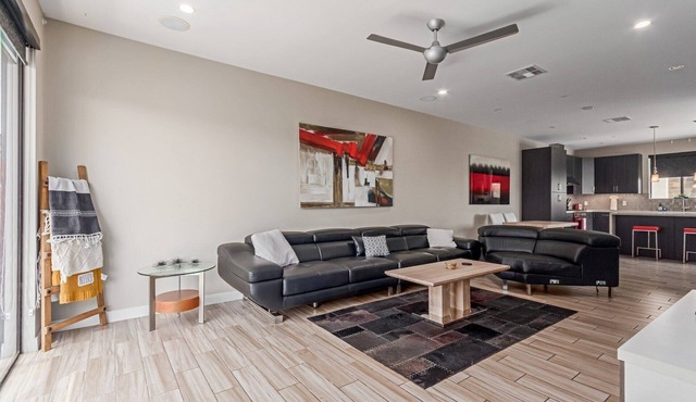 Luxurious and spacious 2-bedroom townhouse in the heart of Scottsdale
