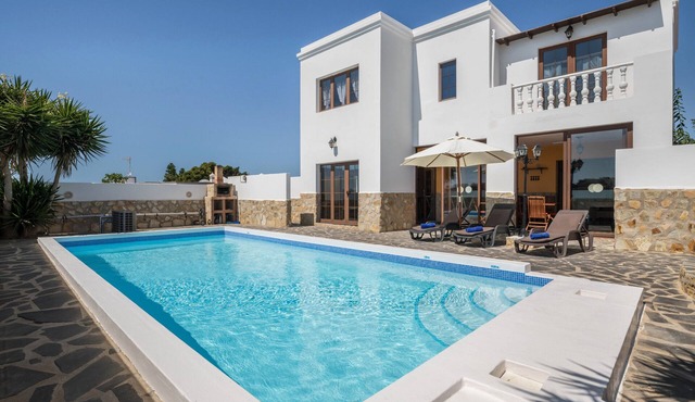 Luxurious and Spacious "Villa María" with Terrace, Pool, Sea View and Wi-Fi