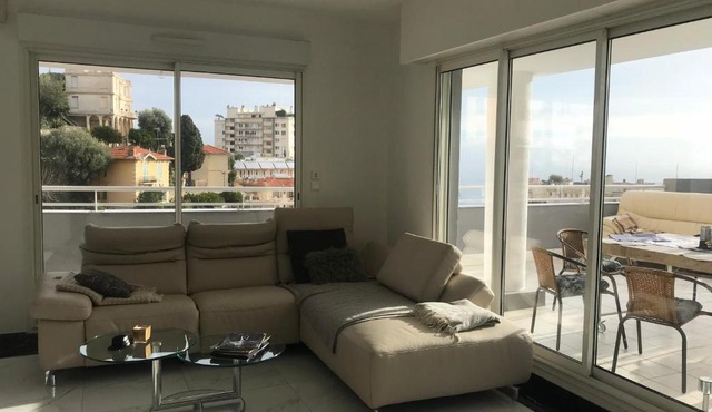 Luxurious Apartment with Terrace and Sea View