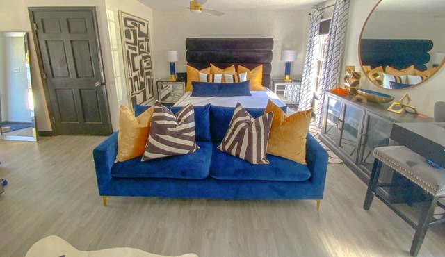 Luxurious Apt Private Entrance & Heated Pool
