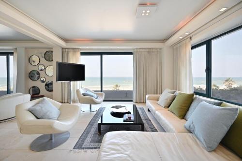 Luxurious Beach Front 1BR by HolyGuest