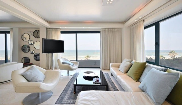 Luxurious Beach Front 1BR by HolyGuest