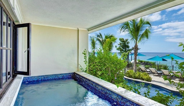Luxurious Beachfront Apartment
