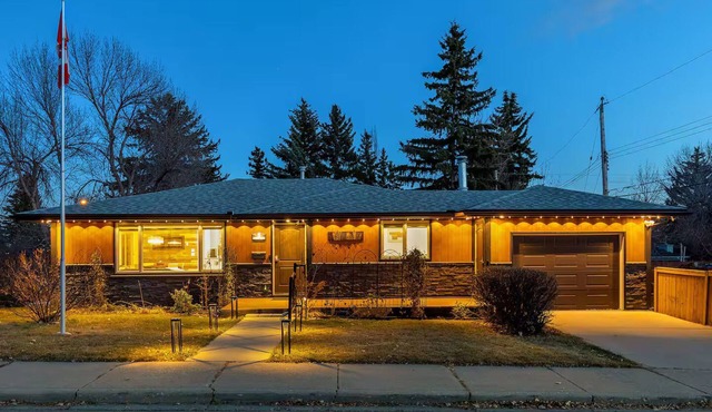 Luxurious Bungalow near Downtown, with AC & Garage
