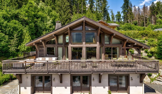 Luxurious Chalet with Panoramic Views & Hot Tub