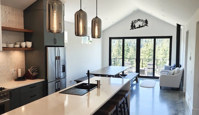 Luxurious Chalet with Hot tub, Sauna & Fireplace on Mt Washington