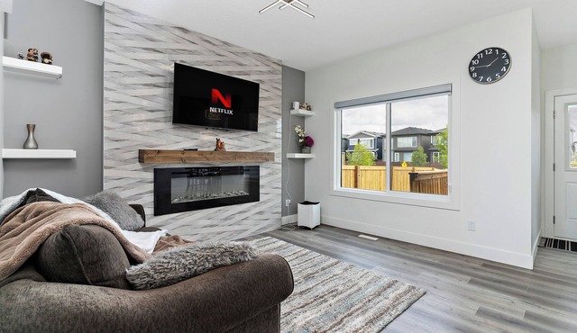 Luxurious, Cozy, & Modern 4 bedroom Home—Airconditioned + Netflix + Free Parking