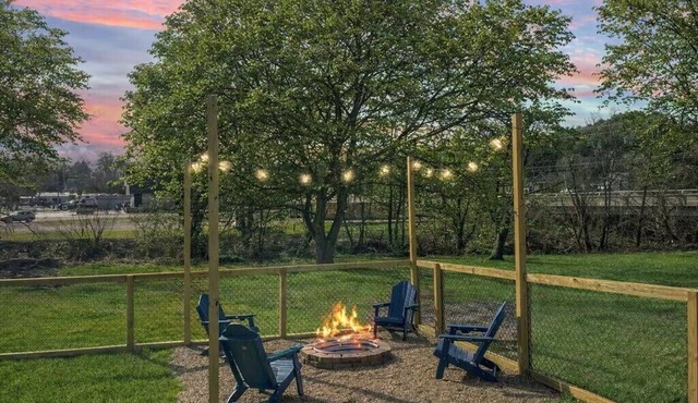 Luxurious creekside farmhouse retreat with hot tub, fire pit, dogs welcome!