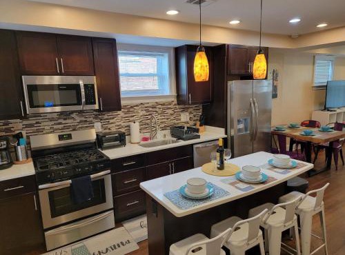 Luxurious DC Townhome ideal for Large Families plus Free Parking