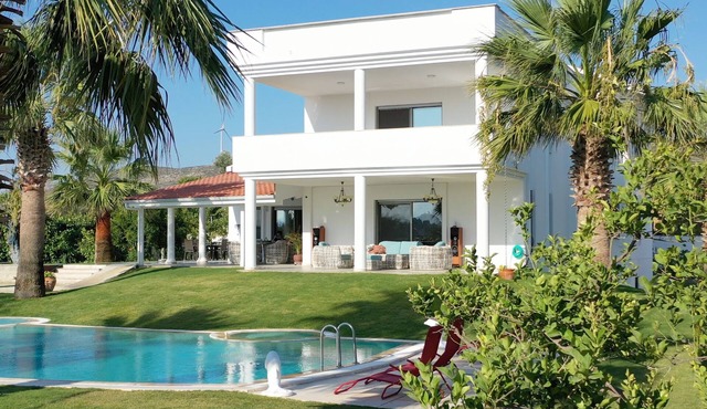 LUXURIOUS DELUXE VILLA with 7 bedrooms, private pool & garden, roof top, ...