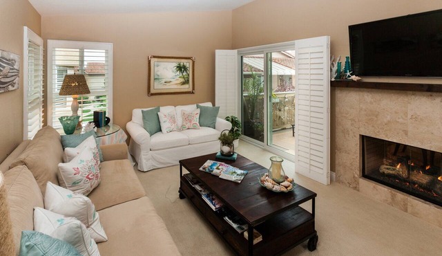 LUXURIOUS DESIGNER CONDO, WALK TO THE BEACH!
