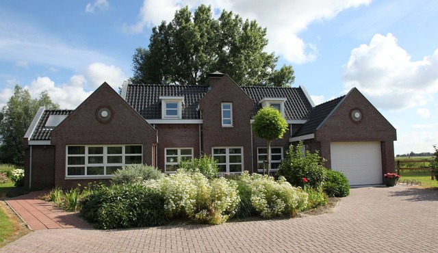 Luxurious, detached holiday home right by the water