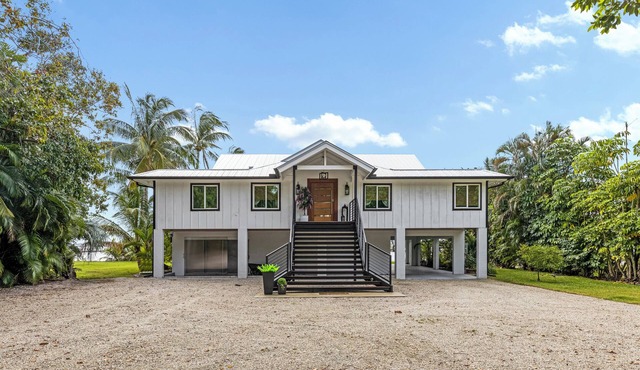 Luxurious Dockside Jensen Home with Guest House