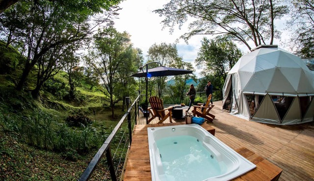Luxurious dome-type glamping located under the shade of gigantic trees