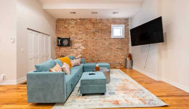 Luxurious Downtown 3 Bed 2.5 Bth
