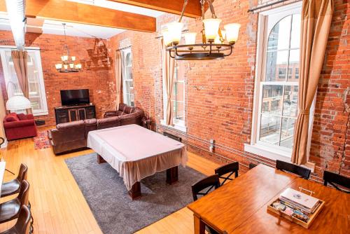 Luxurious Downtown Condo by Georgia St