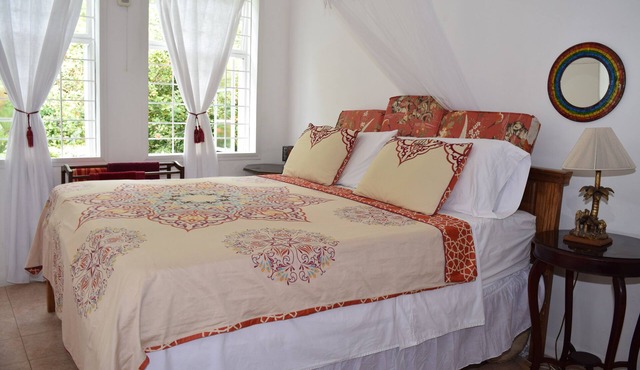 Luxurious Eco friendly, Vegetarian Suite in the Hummingbird Apartment