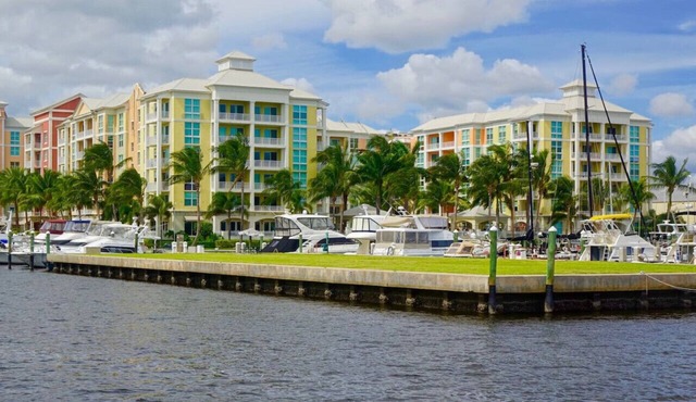 Luxurious, family-friendly 3BR condo on the water