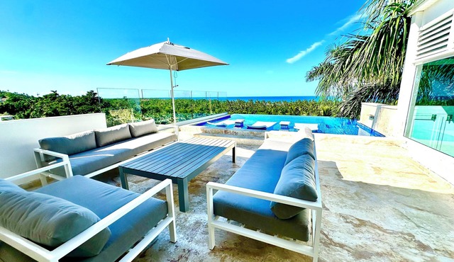 Luxurious famous 7-bedroom villa, 2 pools,fitnesspro,private access to the beach
