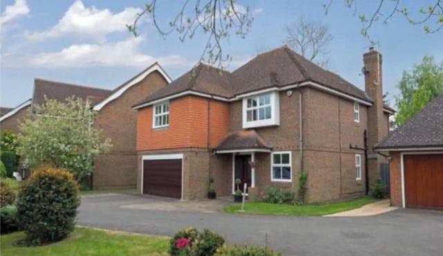 Luxurious home with outdoor gym, hot tub, BBQ area, cinema room & Table Tennis.