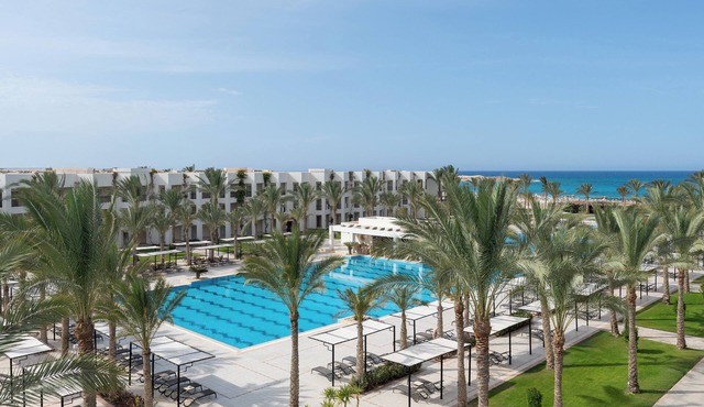 Luxurious Getaway for the Family - with Swimming Pool and Free Breakfast