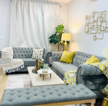 Luxurious High Ceiling, King Bed, indoor parking