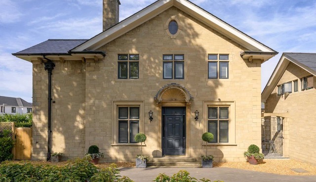 Luxurious Home in Cheltenham, Private Parking