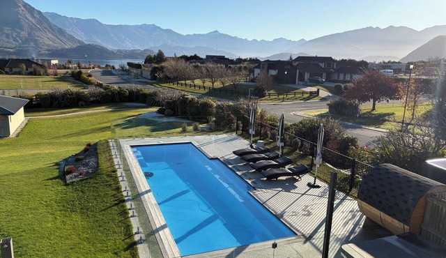 Luxurious home with stunning lake views in Penrith Park