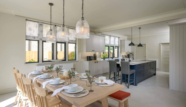 Luxurious House, Lodge & Garden, Private Parking