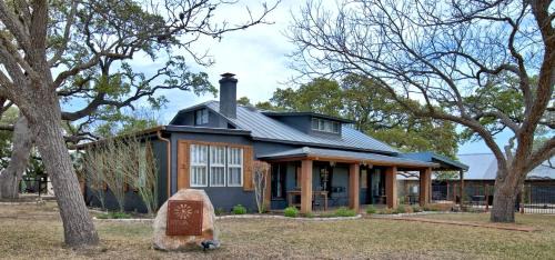 Luxurious international-Style Ranch Vacation Rental with Pool Access and Stunning Views in Bergheim, Texas