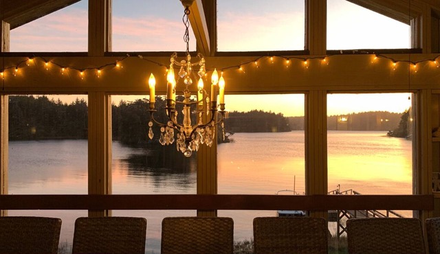 Luxurious Lake-Front Home with kayaks, SUPS, boat dock, hot tub, pool table.