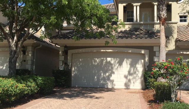Luxurious Lakeview Coach Home in Award Winning Fiddler's Creek
