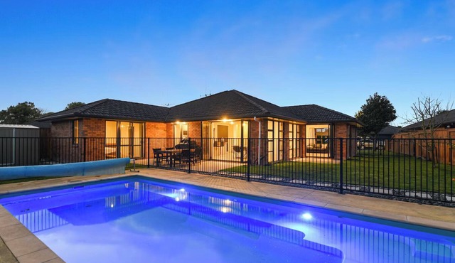 Luxurious Master Bedroom With Pool View : Hamilton
