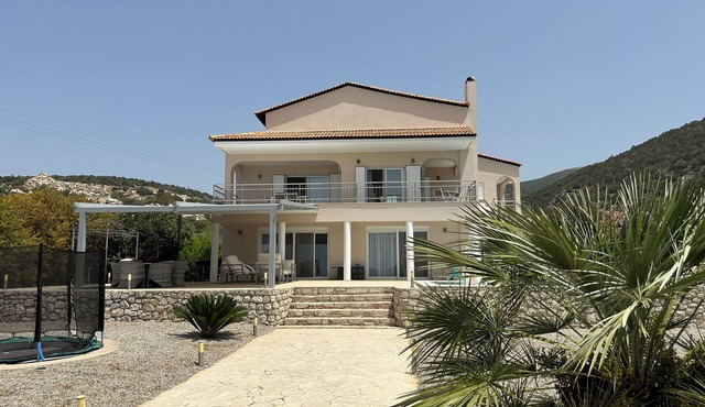 Luxurious Mediterranean Villa with Infinity Swimmingpool and Maximum Privacy