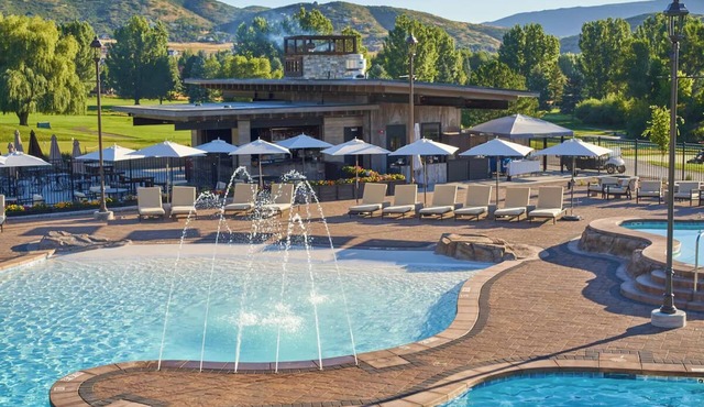 Luxurious Midway Gem - 4 Modern Haven w/Resort & Golf Access, Stunning Views!