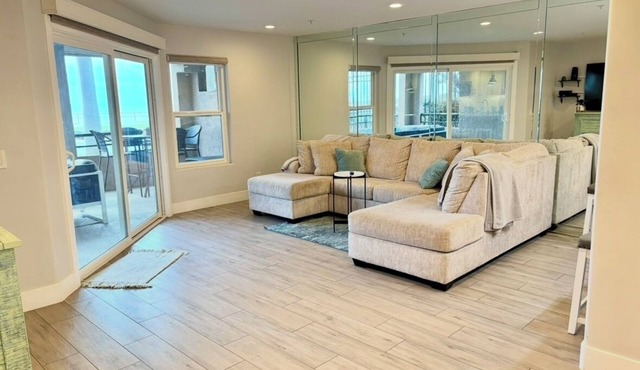 Luxurious, modern, beachfront, condo w/hot tub, pool, BBQ, large private balcony