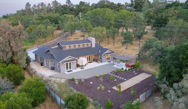 Luxurious, Modern Farmhouse in Wine Country