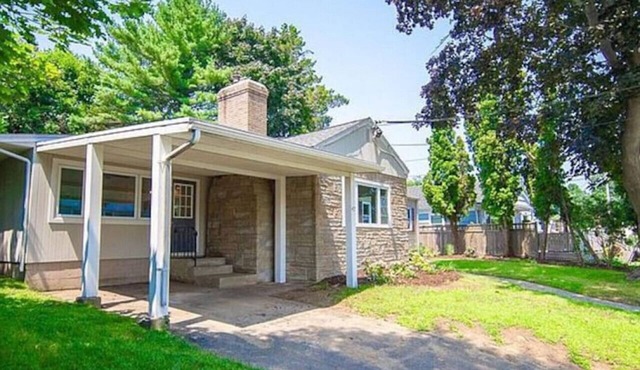 Luxurious-Modern feel w/custom features - AC, short walk to the Beach and parks