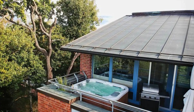 Luxurious, modern loft with jacuzzi, kitchen & air conditioning