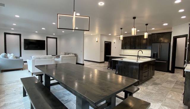 Luxurious Modern Retreat with 3 King Suites
