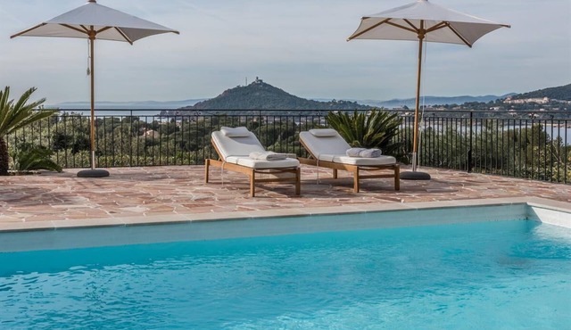 Luxurious, modern villa for 8 persons in a peaceful location, sea view, pool