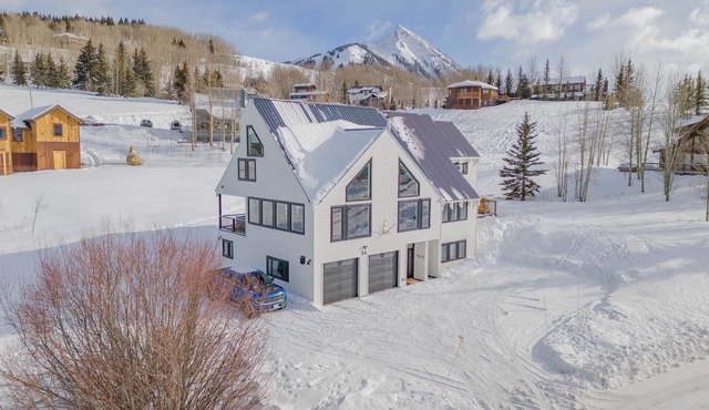 Luxurious Mt CB Home | 5 Bedroom | Home Gym | Hot Tub | Gas Grill | Mtn Views