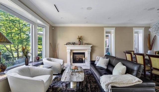 Luxurious Multi-Fam Home 10 Mins to Downtown