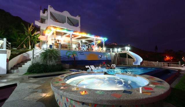 Luxurious Ocean Front Suites- Spectular Pool & Hot Tub