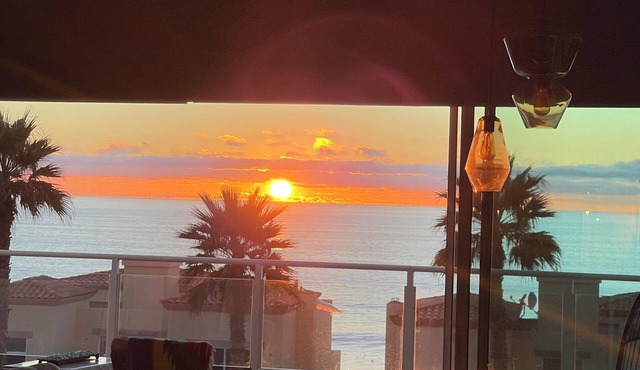 Luxurious Oceanfront 2-Bedroom Condo with Panoramic Ocean Views!