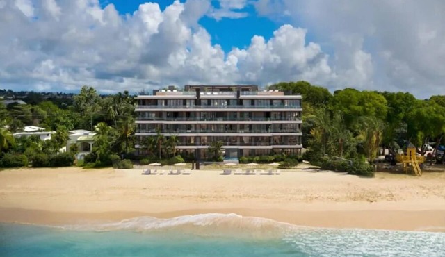 Luxurious Oceanfront Condo with Rooftop Pool on Brighton Beach– Sleeps 4