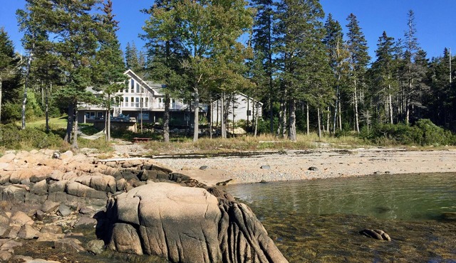 LUXURIOUS OCEANFRONT & PRIVATE BEACH