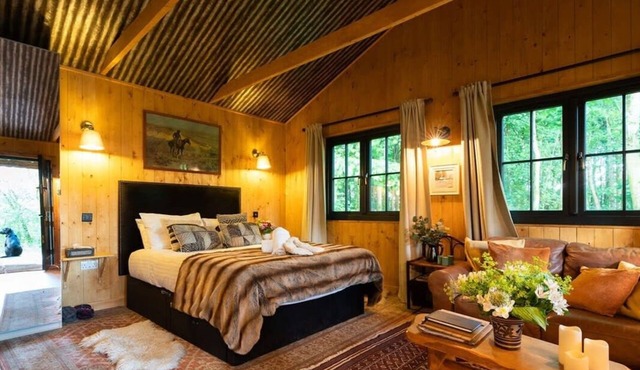 Luxurious Off-Grid Cabin Retreat in Glasgow