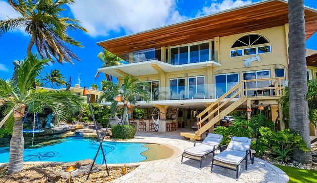 "Luxurious Open Bay Retreat: Expansive Dockage & Private Pool Oasis!